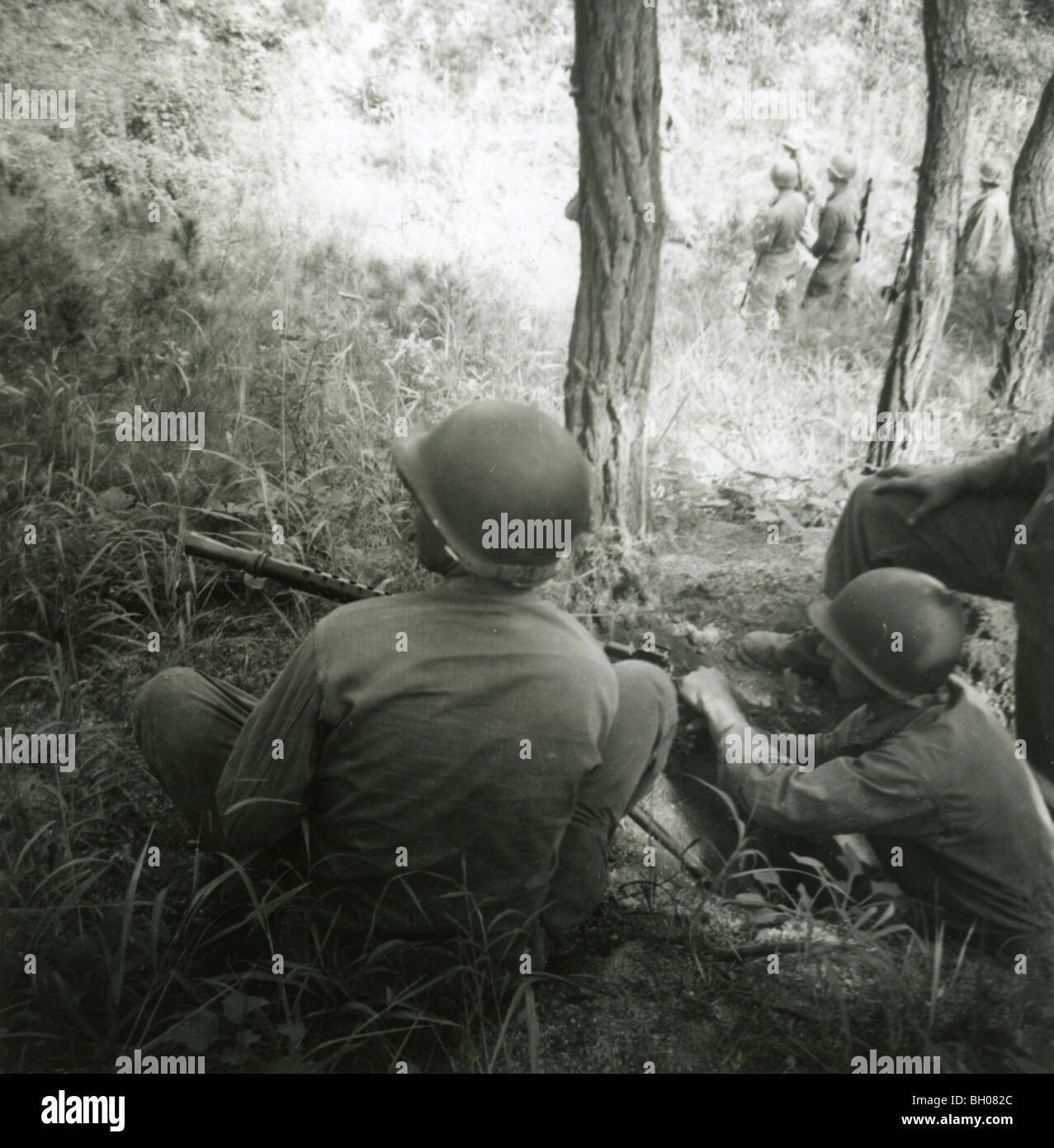 Esercito degli Stati Uniti i soldati della seconda divisione di fanteria uomo un calibro 30 mitragliatrice al fondo di una collina. Foto Stock