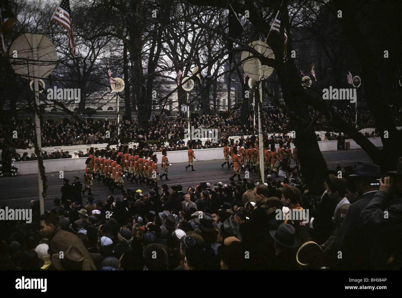 Una folla di curiosi orologi Dwight D. Eisenhower inaugurale della parata del gennaio, xx 1953 a Washington D.C. Foto Stock