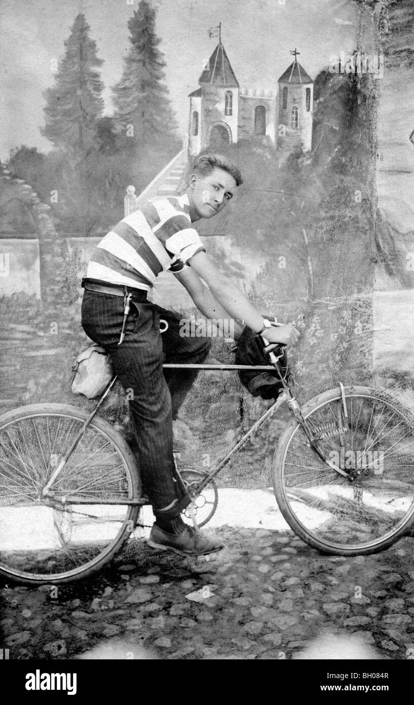 Ciclista estone Herbert Menke, pone in questa foto scattata nel 1926. Foto Stock