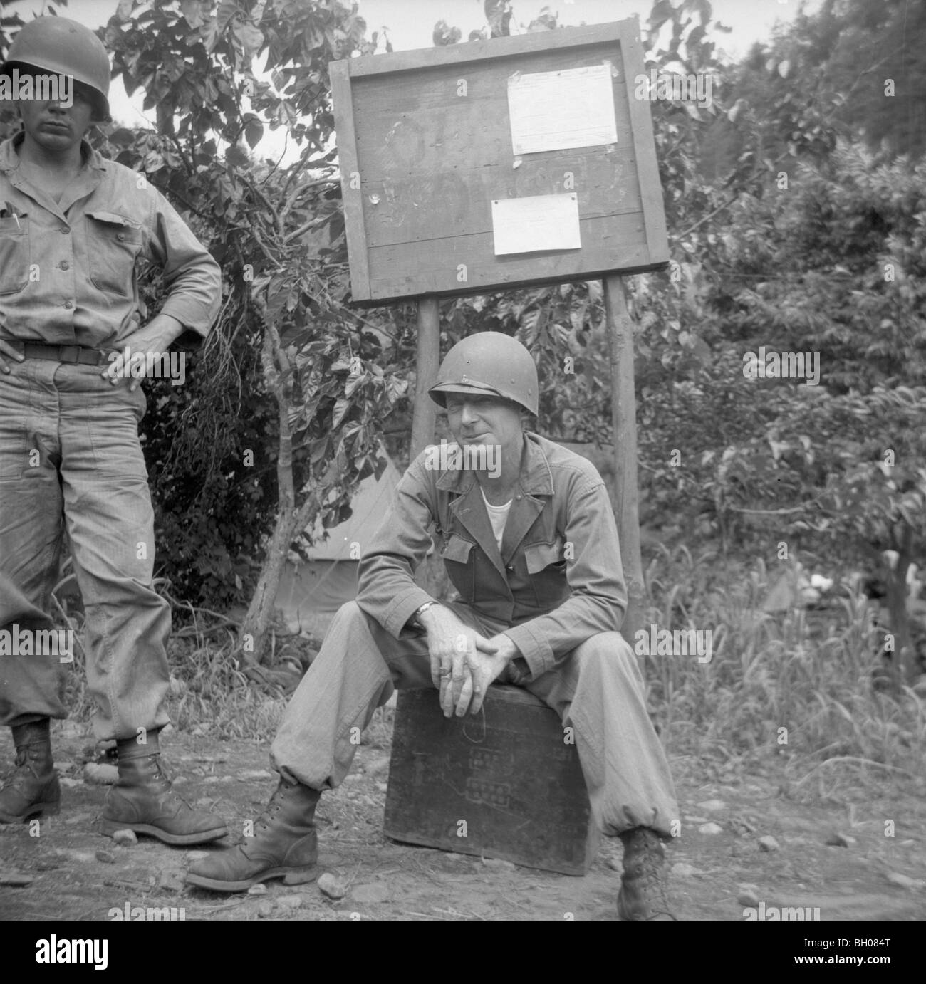 Due stanco della guerra i membri dell'U.S. Esercito, Seconda Divisione rilassarsi presso l'unità di comando del montante durante la Guerra di Corea. Foto Stock