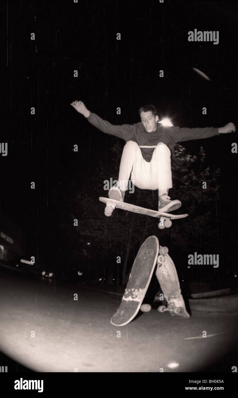Guidatore di skateboard Tom Knox, più tardi un pro per Santa Cruz skateboard,  ollies oltre due skateboard in 1988 Foto stock - Alamy