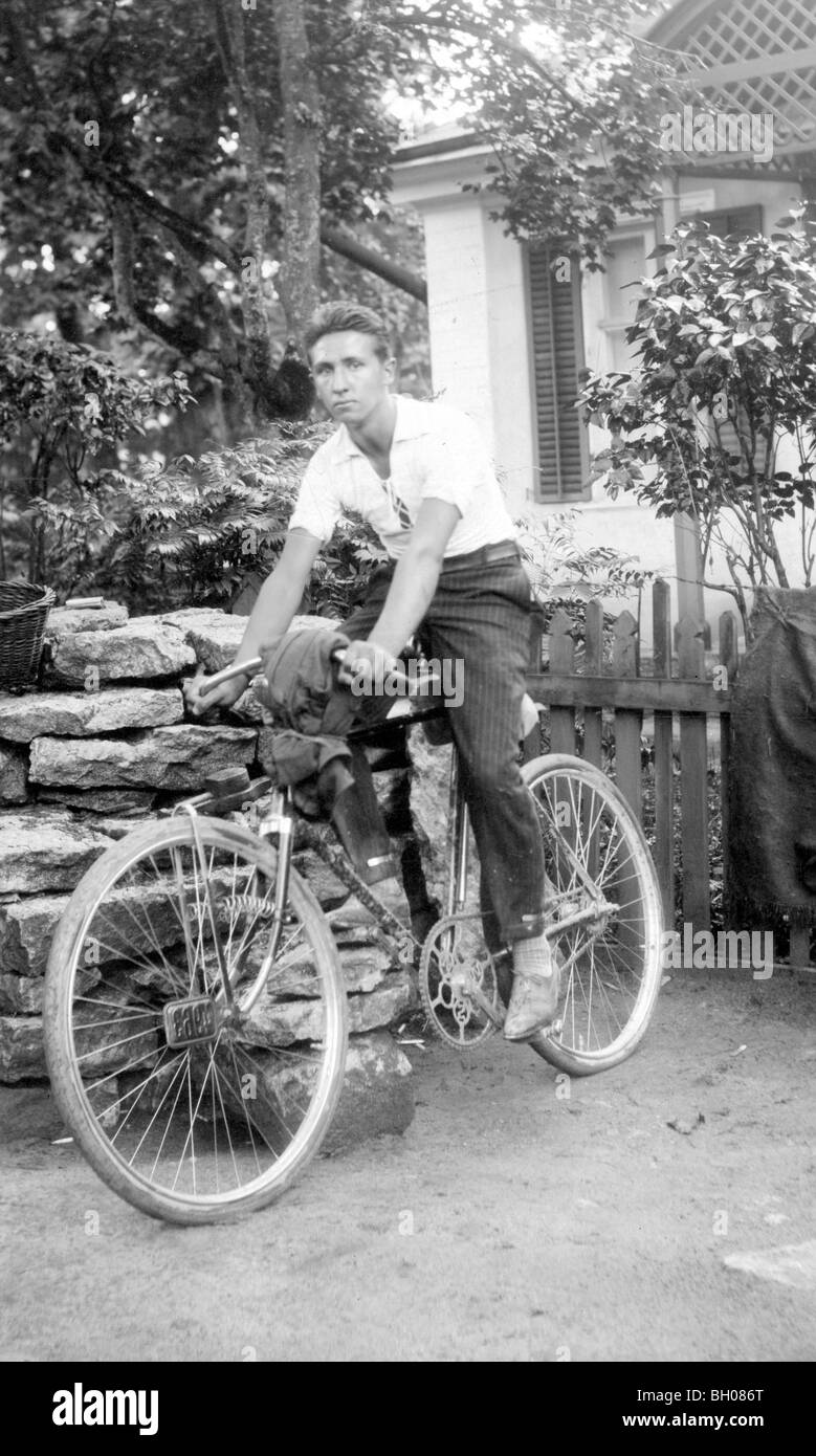 Ciclista estone Herbert Menke, pone in questa foto scattata nel 1926. Foto Stock