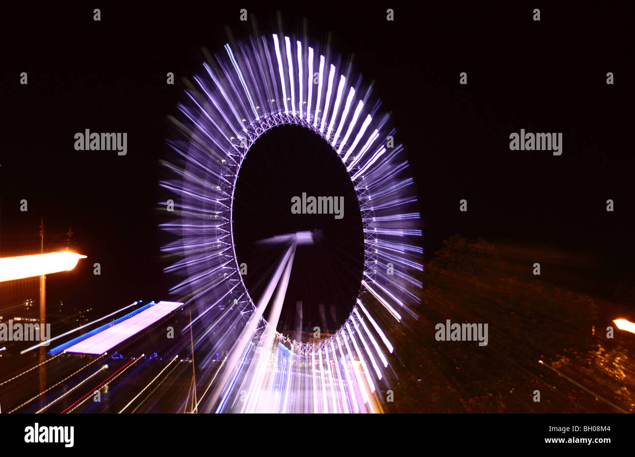 London Eye di notte con luci a rimpicciolire creazione astratta di effetto. Foto Stock