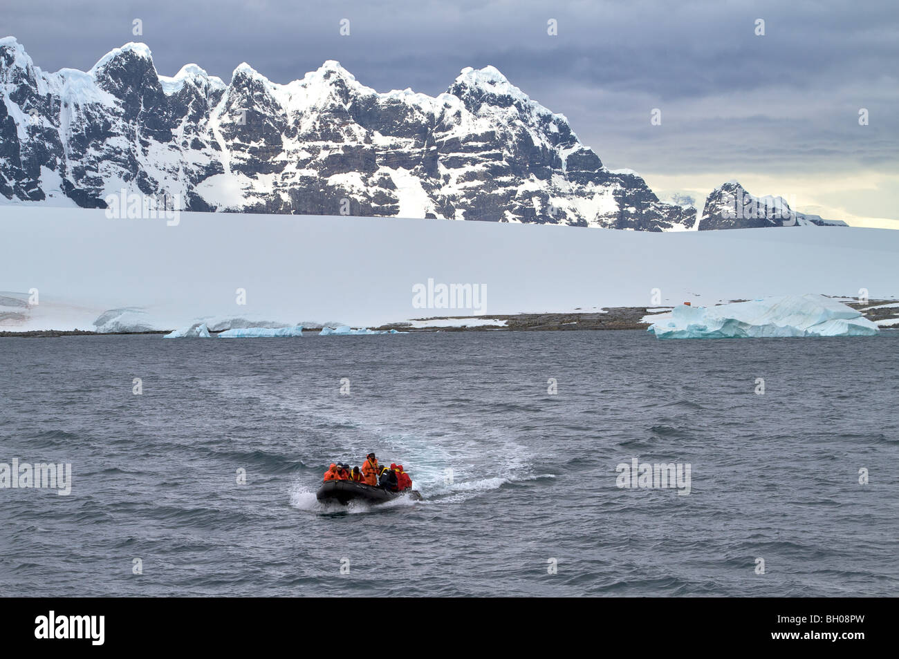 Zodiac partito di atterraggio in Antartide.Dorian Bay, Damoy Point, Weinkie isola. Foto Stock