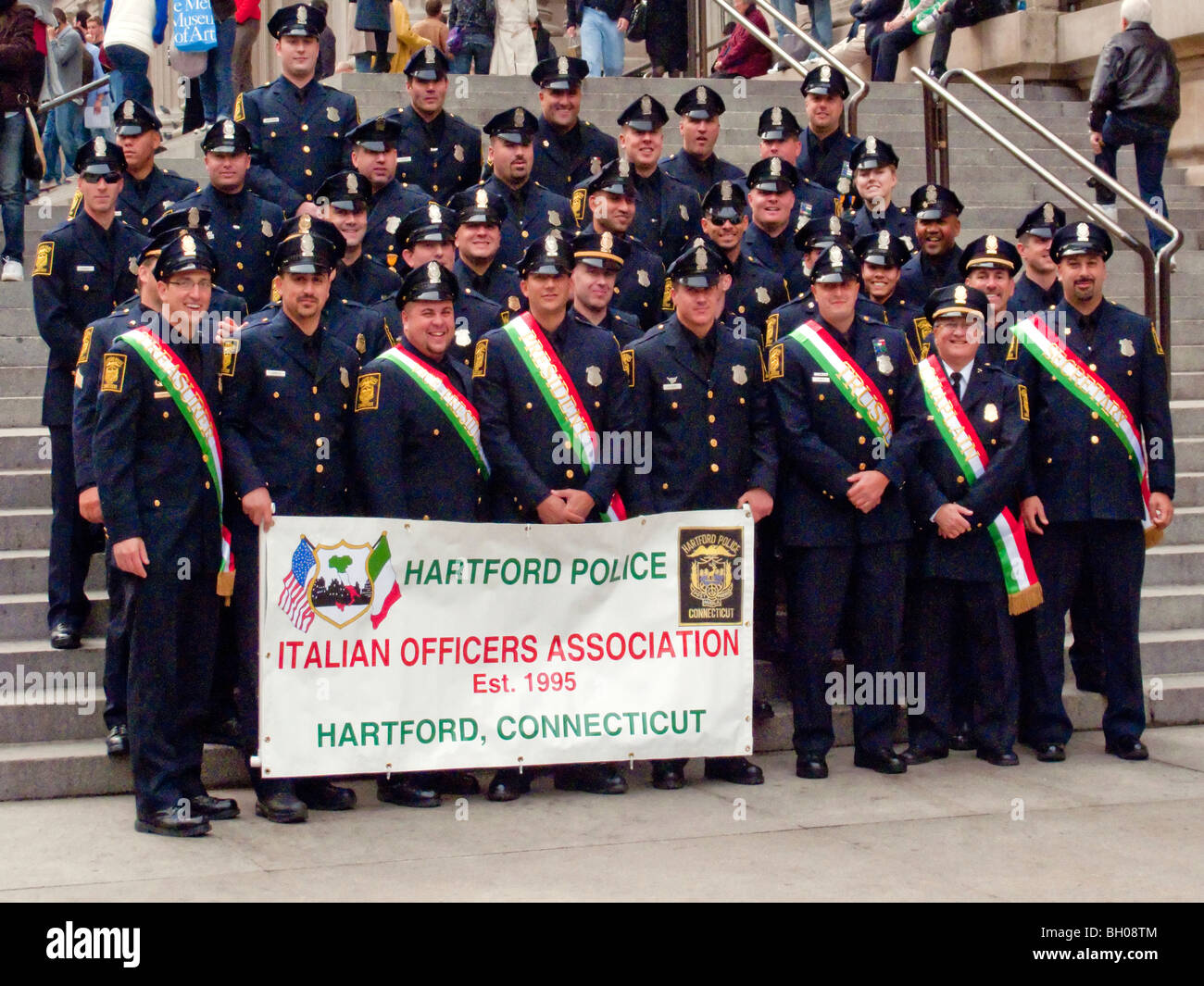La visita ai poliziotti di etnia italiana felicemente posano per una foto di gruppo dopo aver marciato in parata di Cristoforo Colombo in New York Cit Foto Stock