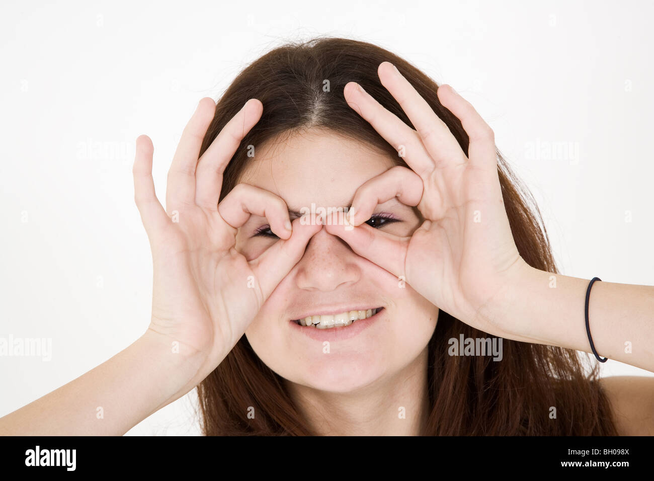 Ragazza adolescente agendo sciocco con gesti con le mani Foto Stock