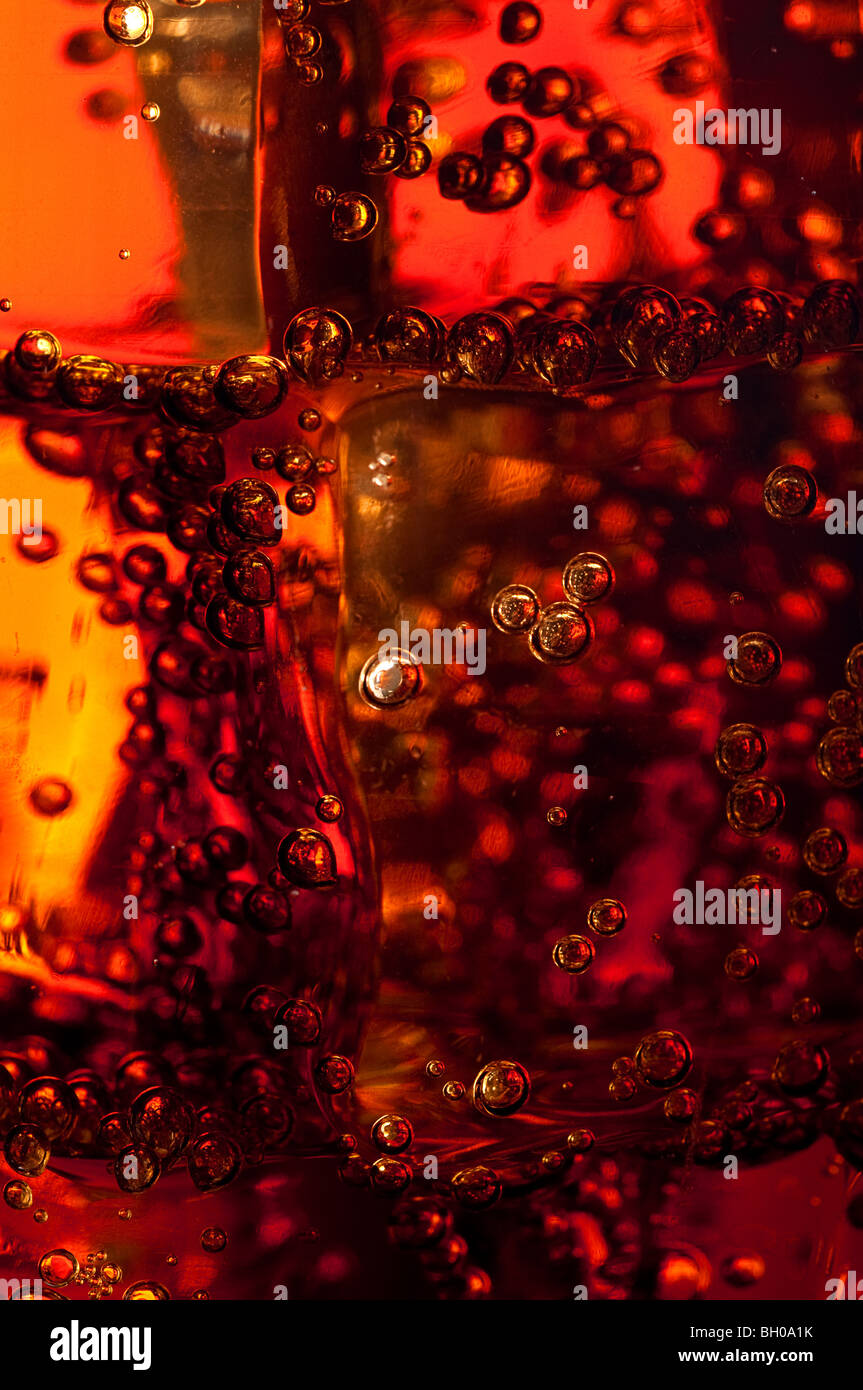 Macro astratto di bolle su ghiaccio in un soft drink Foto Stock