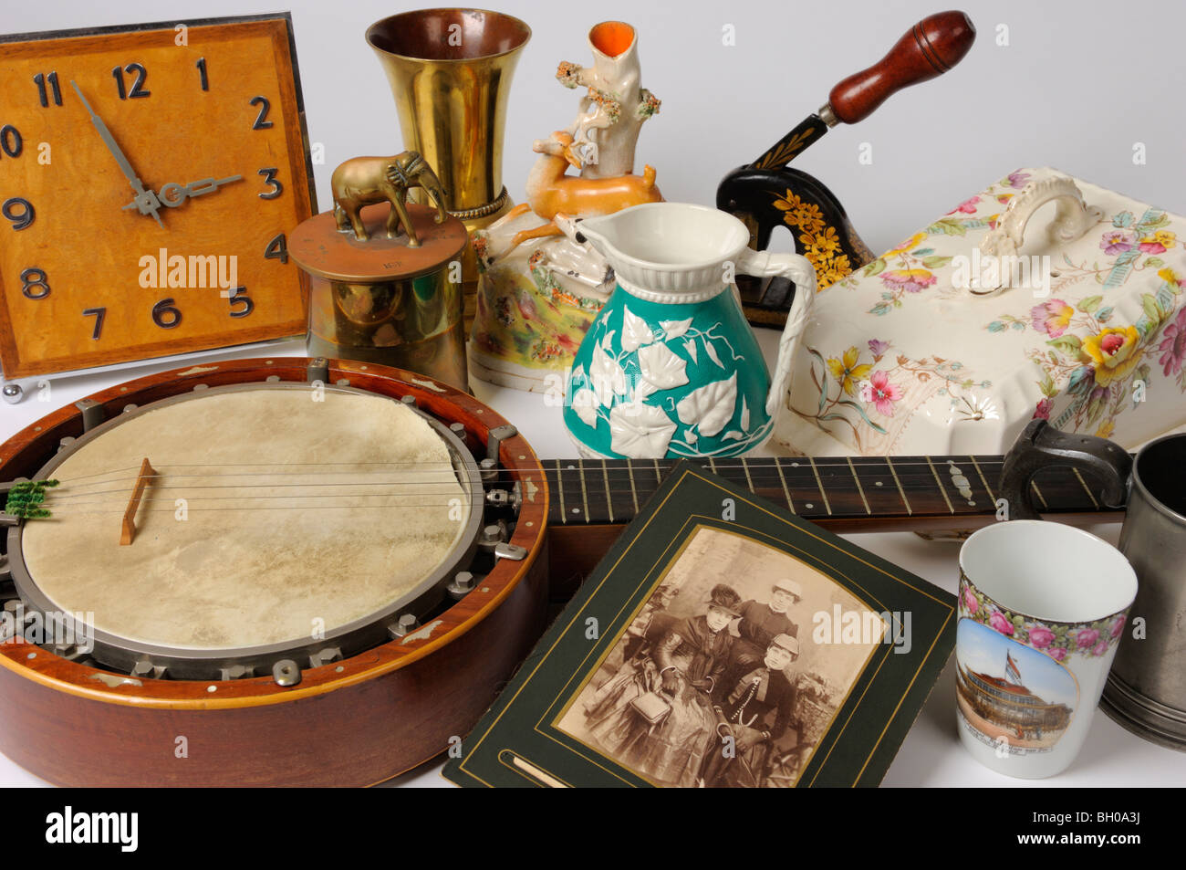 Un assortimento di mobili di Antiquariato e bric-a-brac oggetti includendo un Art Deco orologio Foto Stock