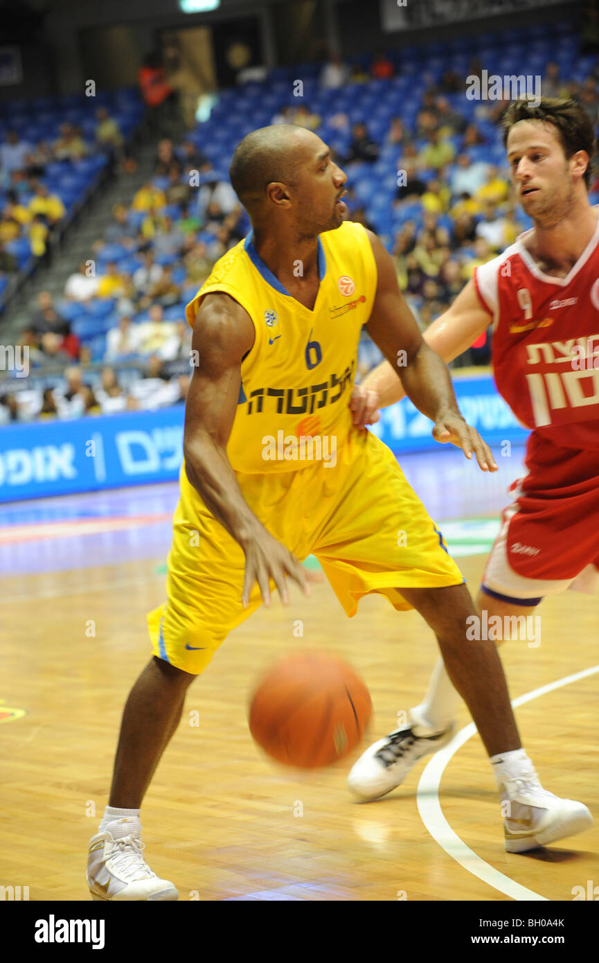 Derrick Sharp (nato il 5 ottobre 1971) è un American-Israeli giocatore di pallacanestro professionale. Attualmente gioca per il Maccabi Tel Aviv Foto Stock