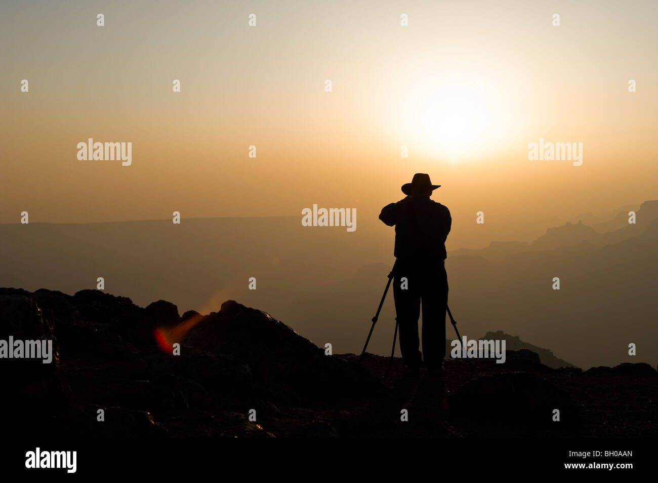 Un fotografo la ripresa di un tramonto nel deserto vista nel Parco Nazionale del Grand Canyon, Arizona. Foto Stock