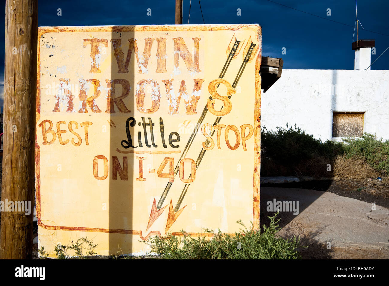 Cartello in abbandonato trading post a doppie frecce, Arizona, sulla storica Route 66 (e la Interstate 40). Il segno legge "Miglior piccolo fermo sulla I-40'. Foto Stock