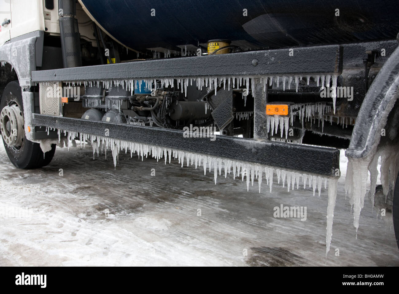 Lato della Mercedes Benz camion coperto con uno strato di ghiaccio e molti ghiaccioli Foto Stock