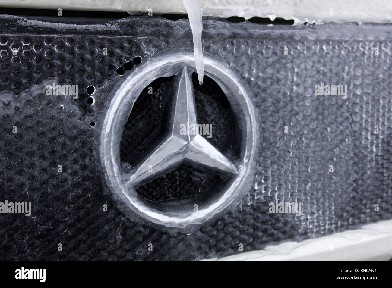 La parte anteriore della Mercedes Benz camion coperto con uno strato di ghiaccio Foto Stock