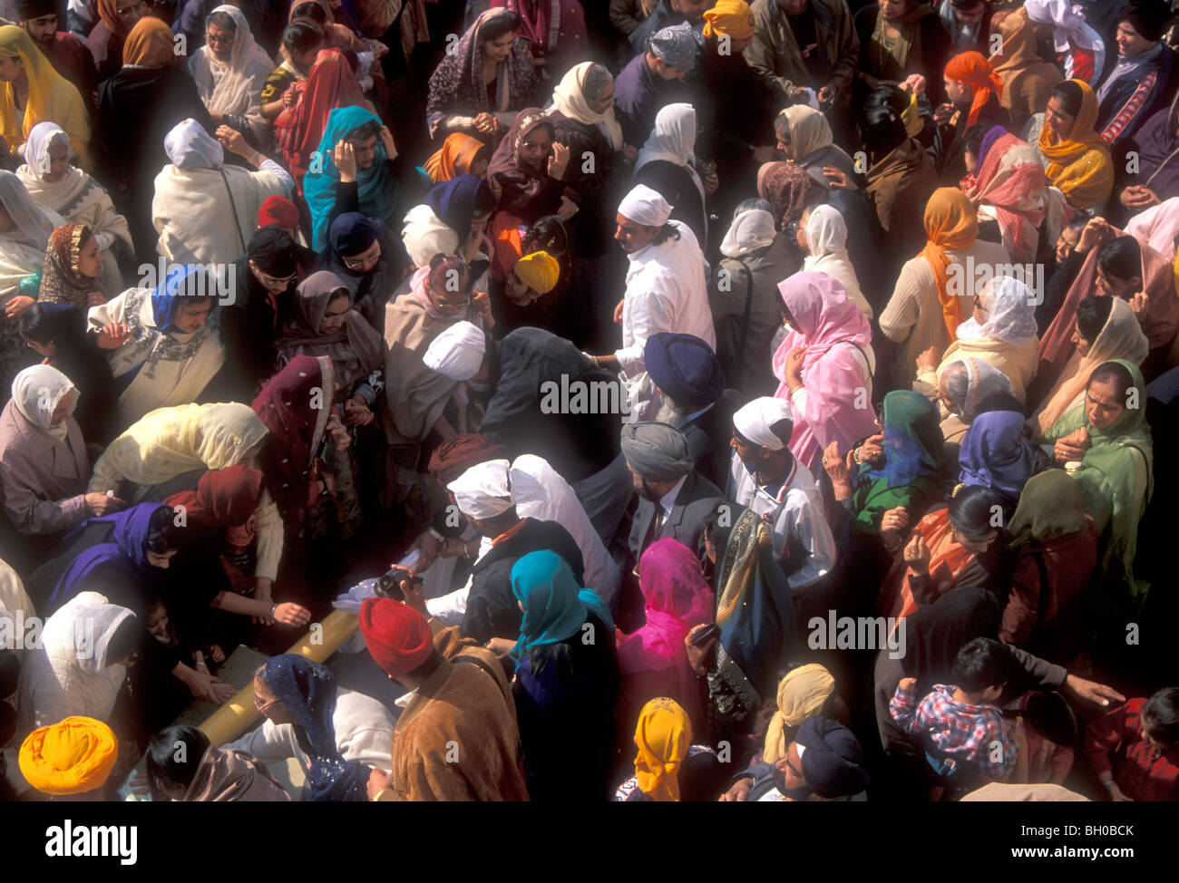 Sikhs purificare il flagpole prima di cambiare la bandiera, o Nishan Sahib, Vaisakhi o Baiskahi New Year dogana, Inghilterra Foto Stock