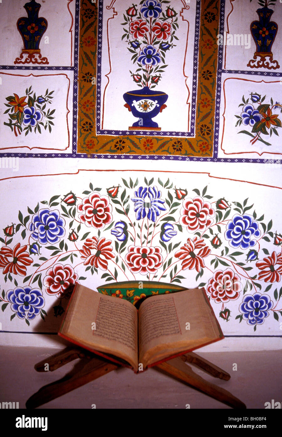 Cavalletto con il Corano in un ricco mercante house di Bukhara Uzbekistan Foto Stock