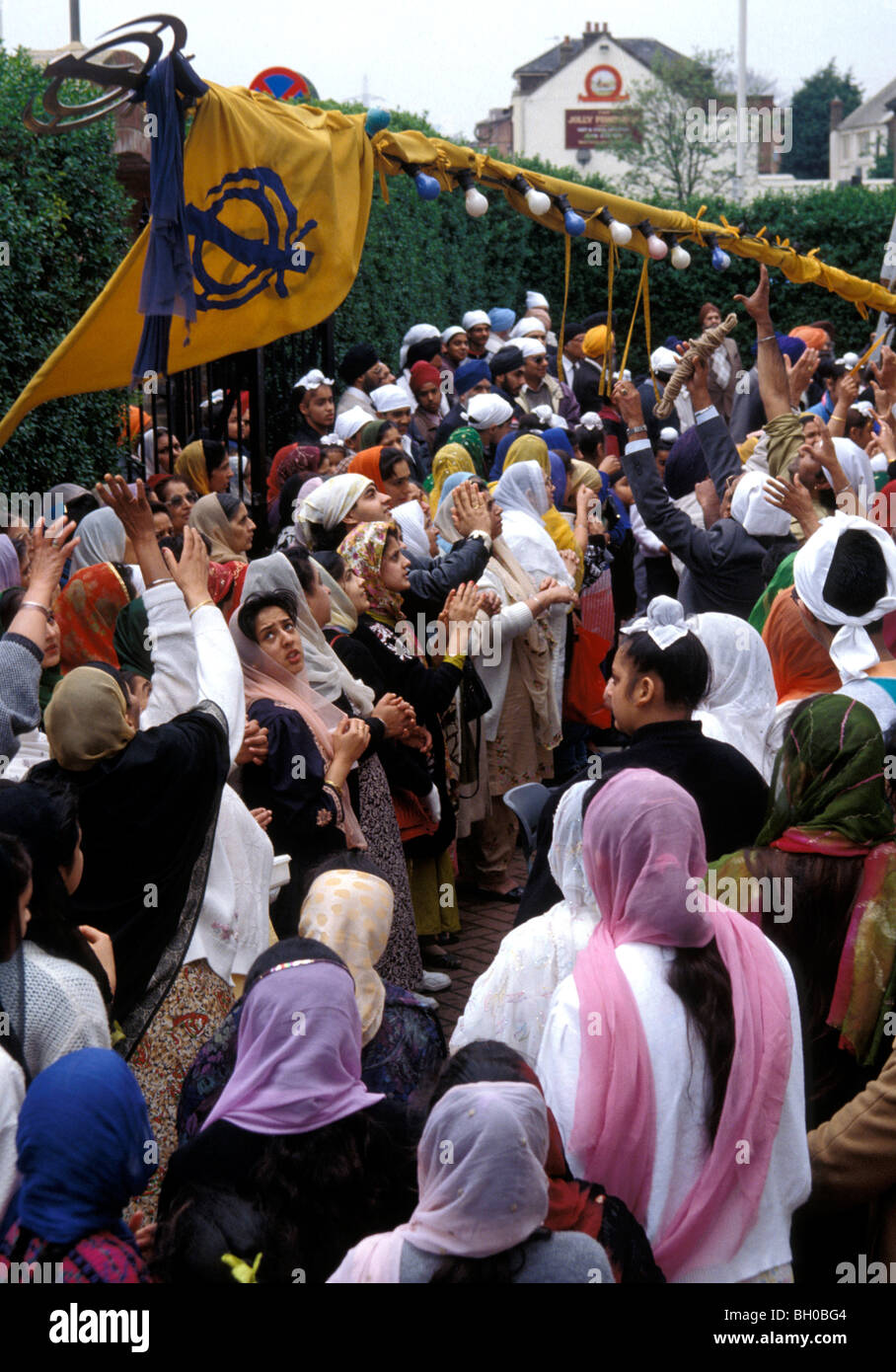 Baisakhi, la cerimonia del nuovo anno Sikh, abbassando il flagpole per sostituire il nishan sahib (bandiera) Foto Stock