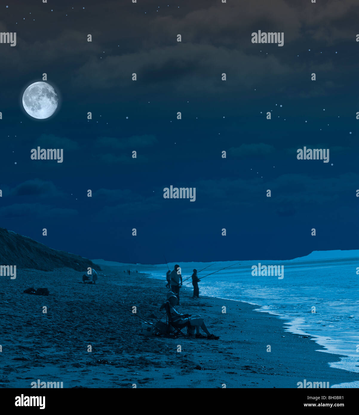Fotomontaggio di una spiaggia mare Scena di pesca al chiaro di luna Foto Stock