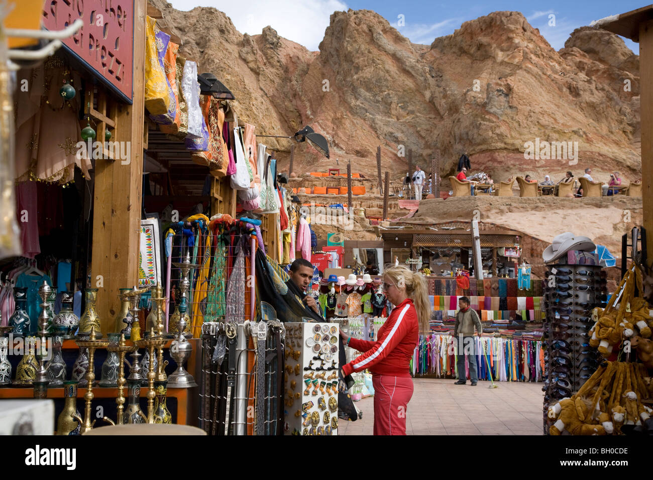 Donna europea shopping a Sharm El Sheikh mercato. L'Egitto. L'Africa. Foto Stock