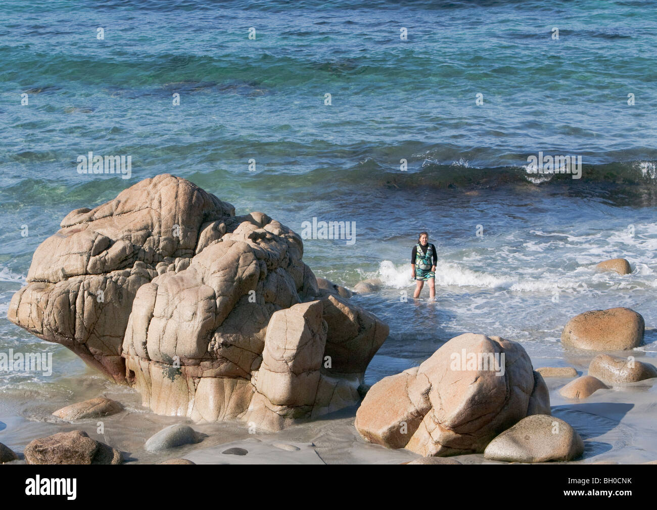Signora in acqua Cornish beach Foto Stock