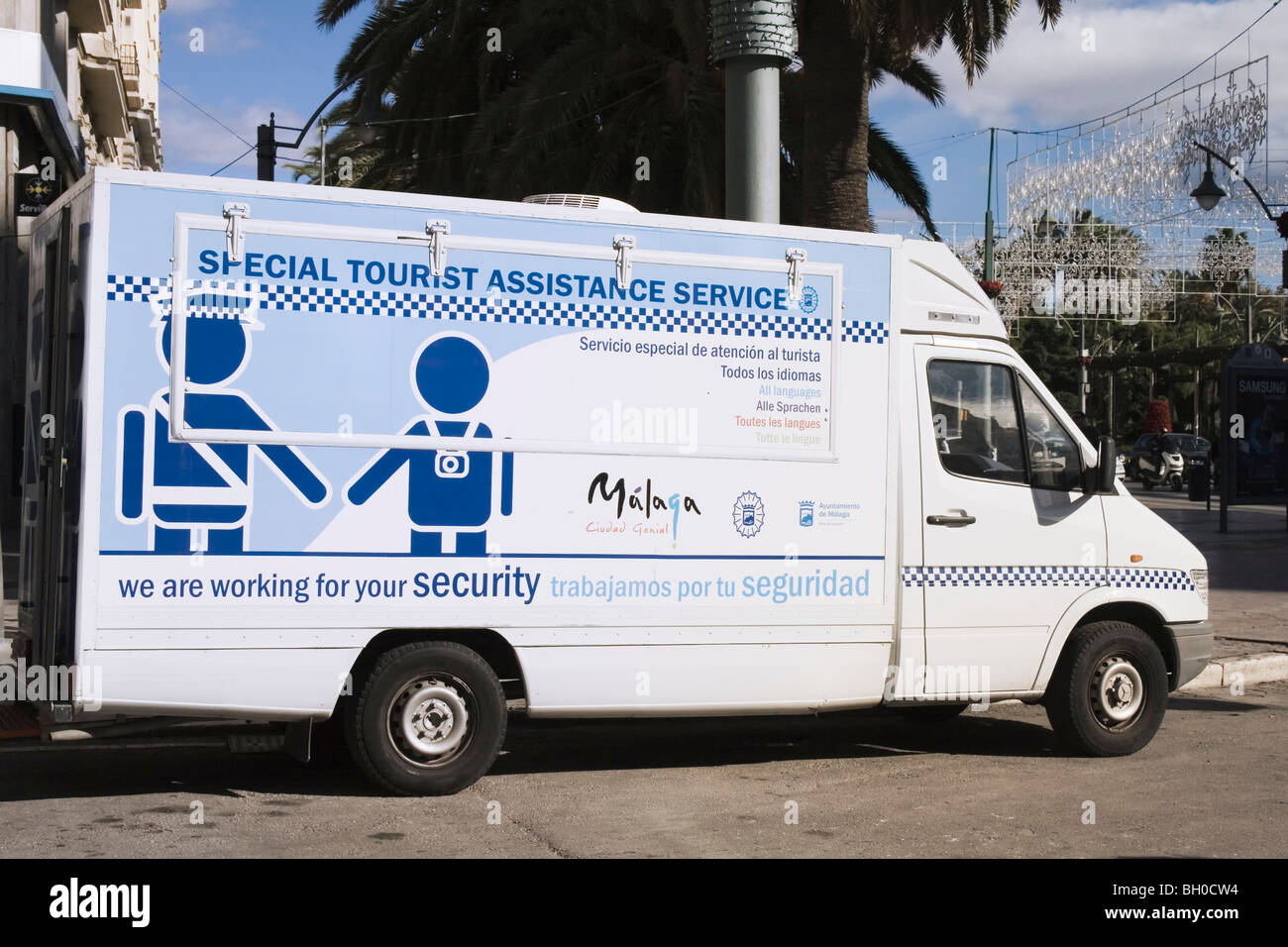 Malaga, Costa del Sol, Spagna. Offerte Servizi di Assistenza Turistica van parcheggiato nel centro citta'. Foto Stock