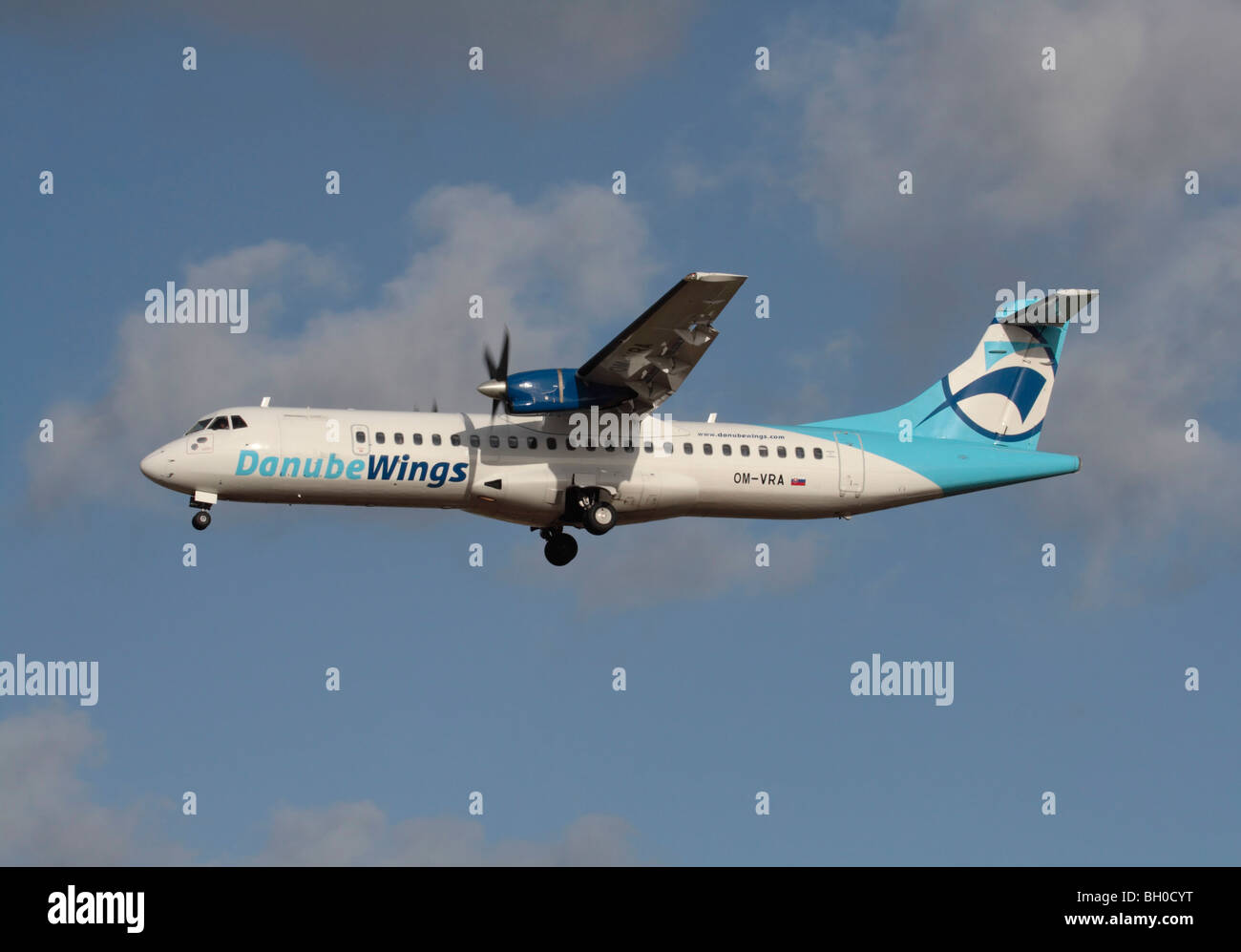 Danube Wings ATR 72 regionali turboelica aereo di linea in volo. Corto raggio di aviazione civile. Foto Stock