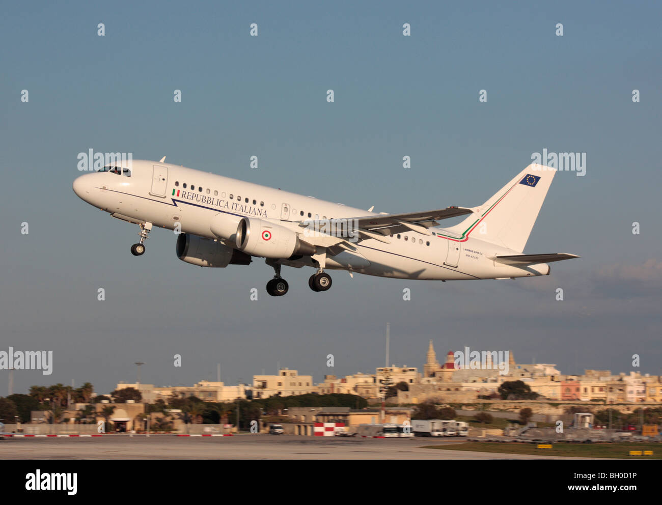 Forza Aerea Italiana Airbus ACJ319 (A319CJ) VIP trasporti aereo decolla da Malta dopo una visita di stato Foto Stock