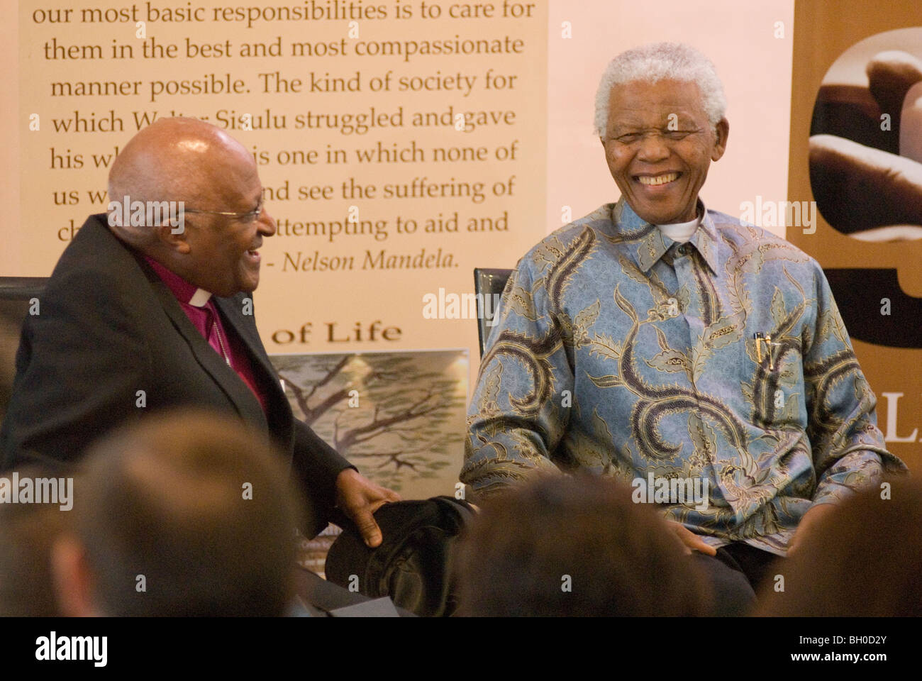 L ex Presidente sudafricano Nelson Mandela (R) e l'arcivescovo Desmond Tutu al Nelson Mandela Foundation a Johannesburg, in Sud Africa. Foto: Eva-Lotta Jansson Foto Stock