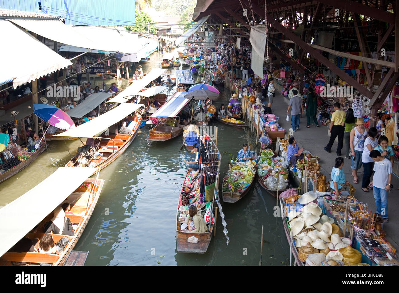 Mercato Galleggiante di Damnoen Saduak - occupato le vie navigabili - Bangkok Foto Stock