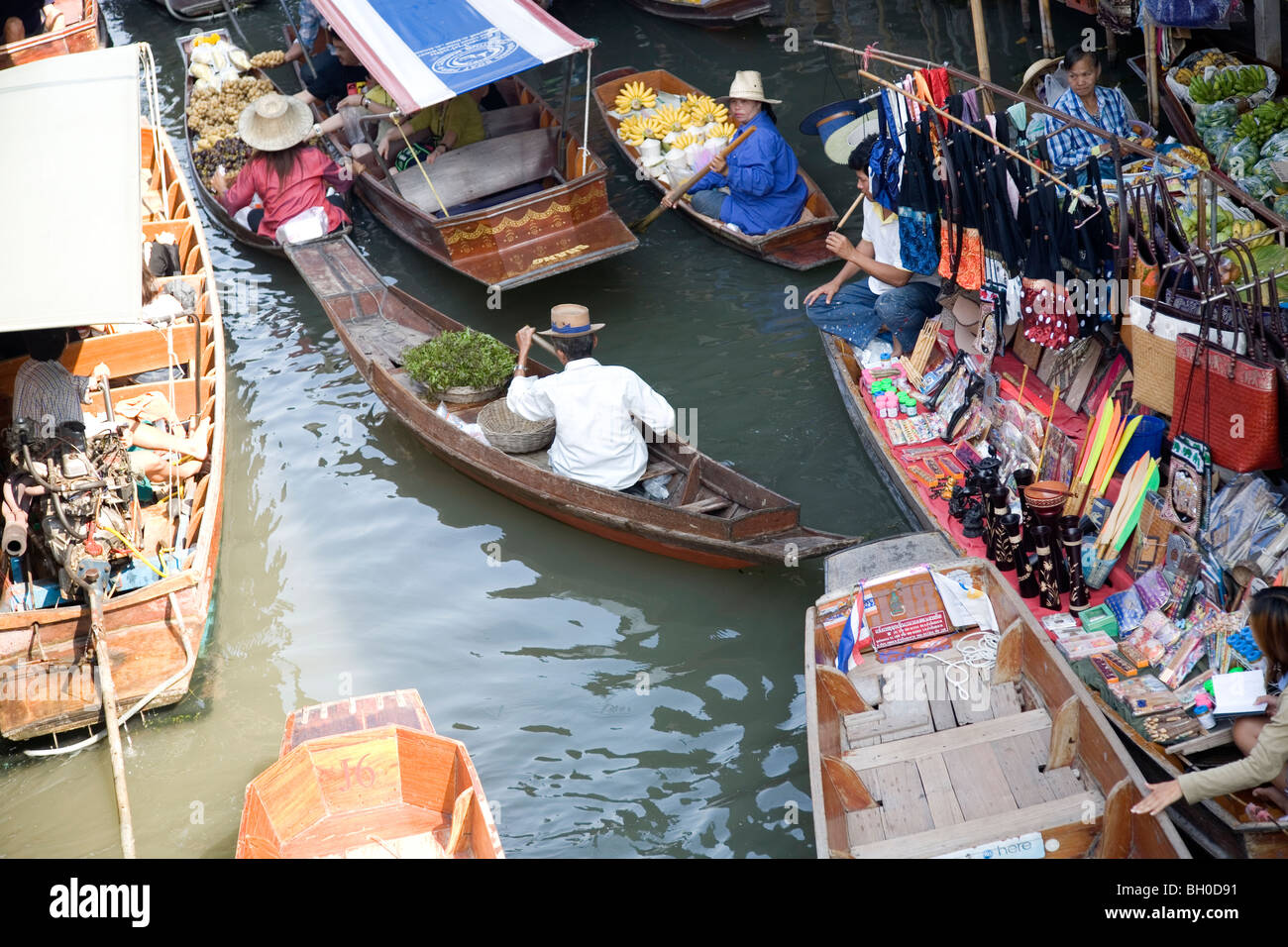 Mercato Galleggiante di Damnoen Saduak - occupato le vie navigabili - Bangkok Foto Stock