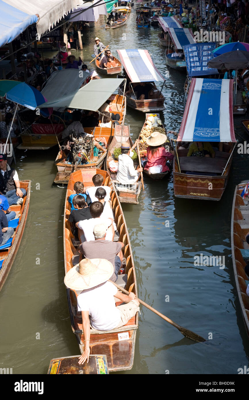 Mercato Galleggiante di Damnoen Saduak - occupato le vie navigabili - Bangkok Foto Stock