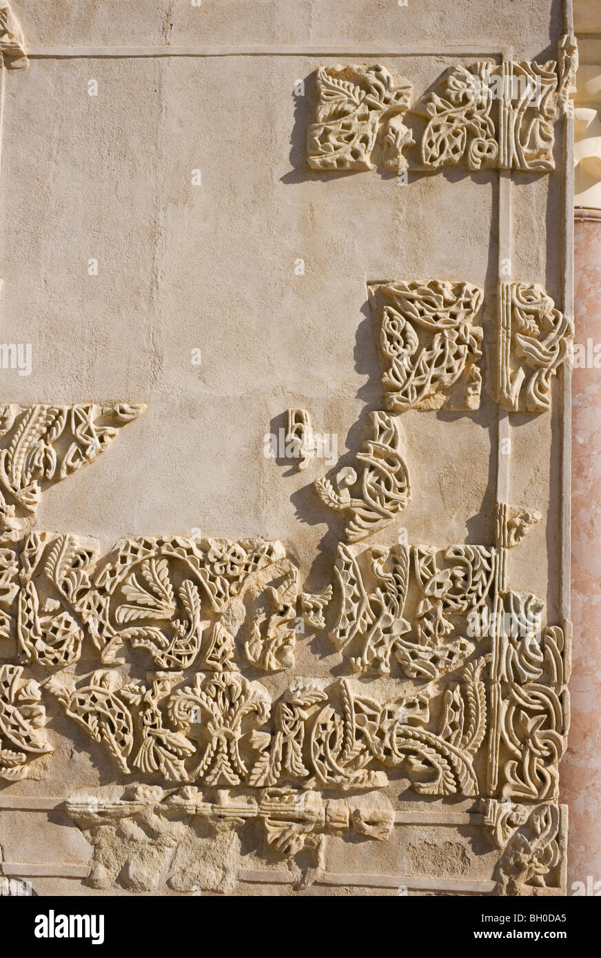 Cordoba, Spagna. Dettagli sul muro accanto alla porta di Yafar il primo ministro a Medina Azahara o Madinat al Zahra palace città. Foto Stock