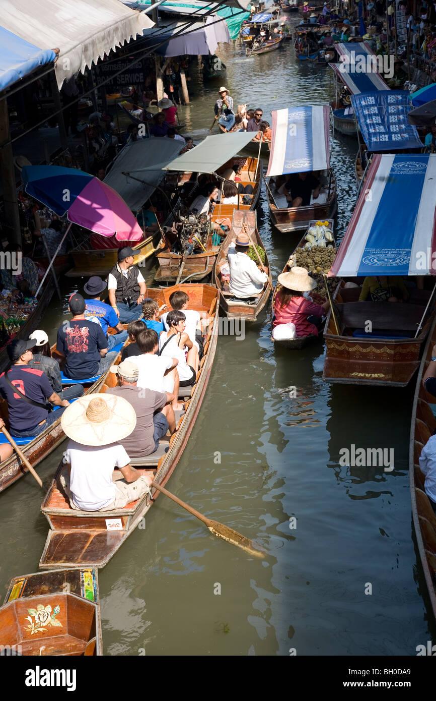 Mercato Galleggiante di Damnoen Saduak - occupato le vie navigabili - Bangkok Foto Stock