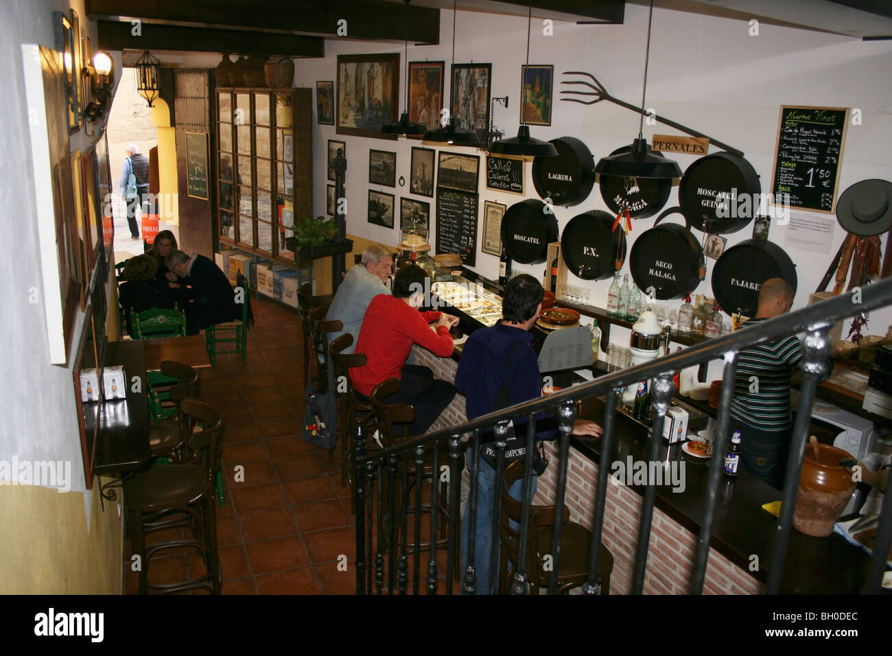 Malaga, Costa del Sol, Spagna. Interno di tipiche tapas bar. Foto Stock