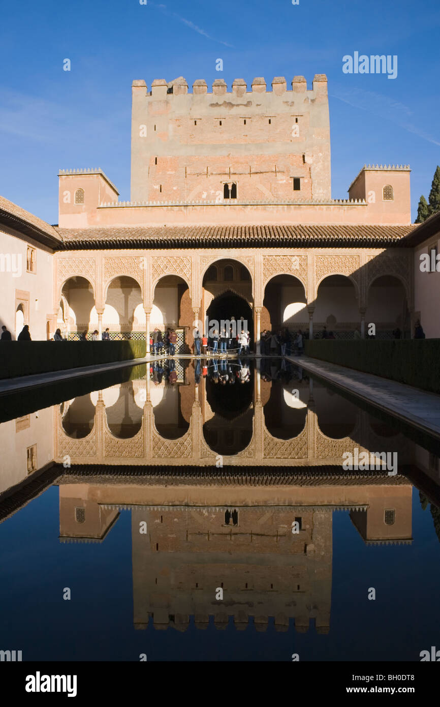 L' Alhambra Palace, Granada, Andalusia. El Patio de los Arrayanes, o corte dei Mirti Foto Stock