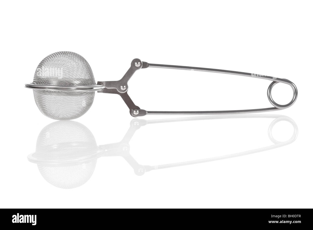 Il tè infusore isolato su uno sfondo bianco Foto Stock