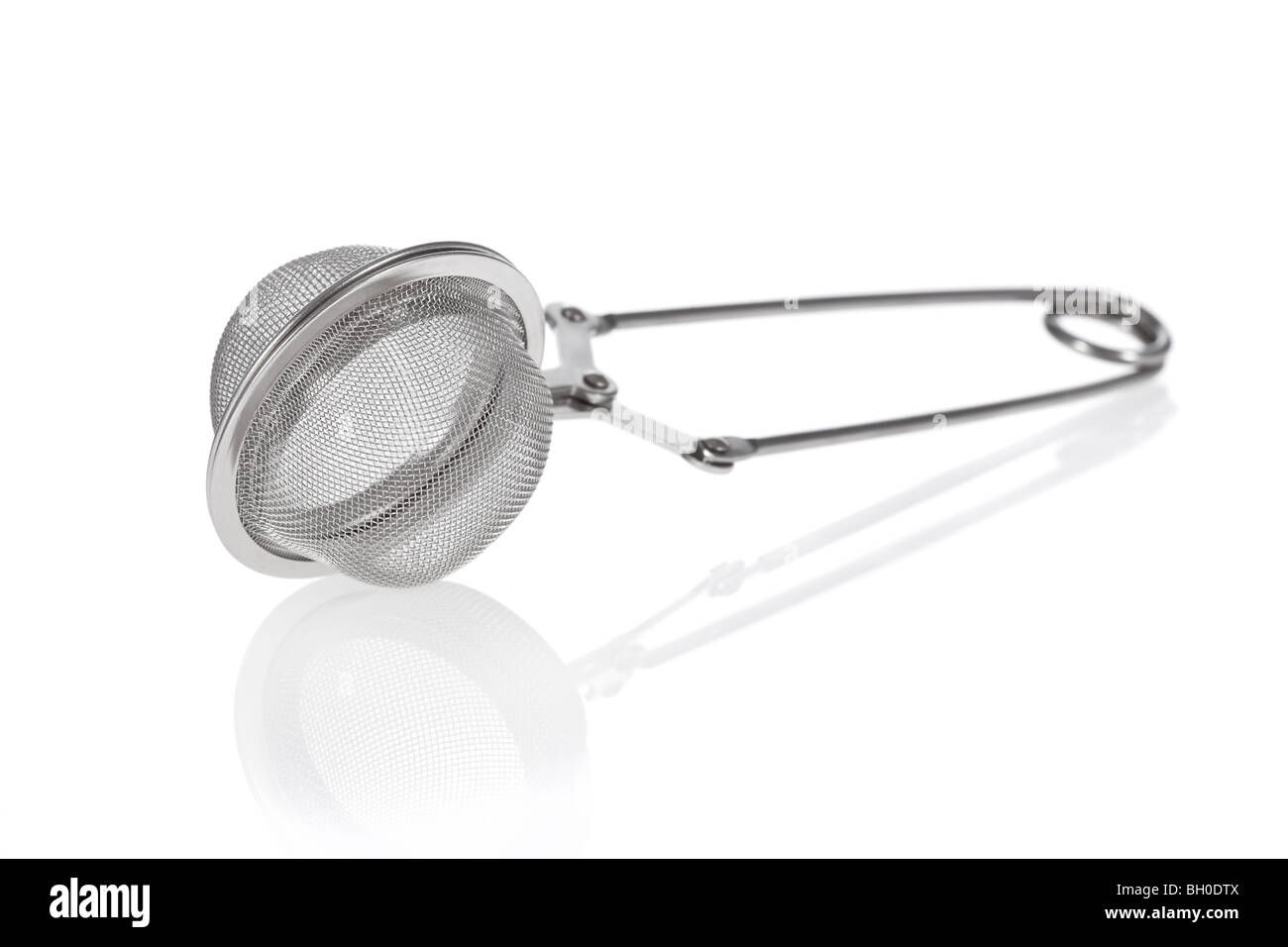Il tè infusore isolato su uno sfondo bianco Foto Stock