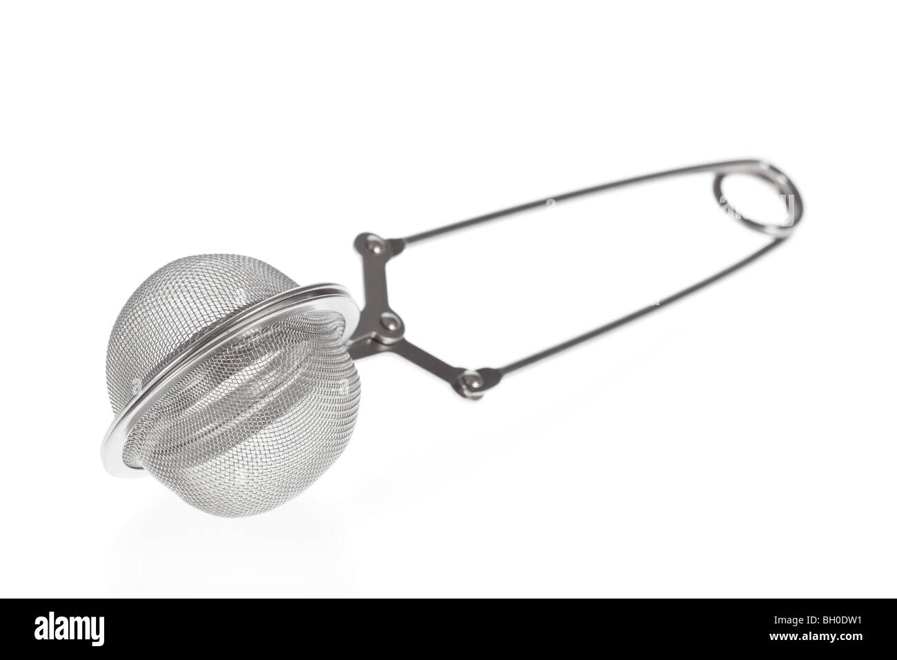 Il tè infusore isolato su uno sfondo bianco Foto Stock