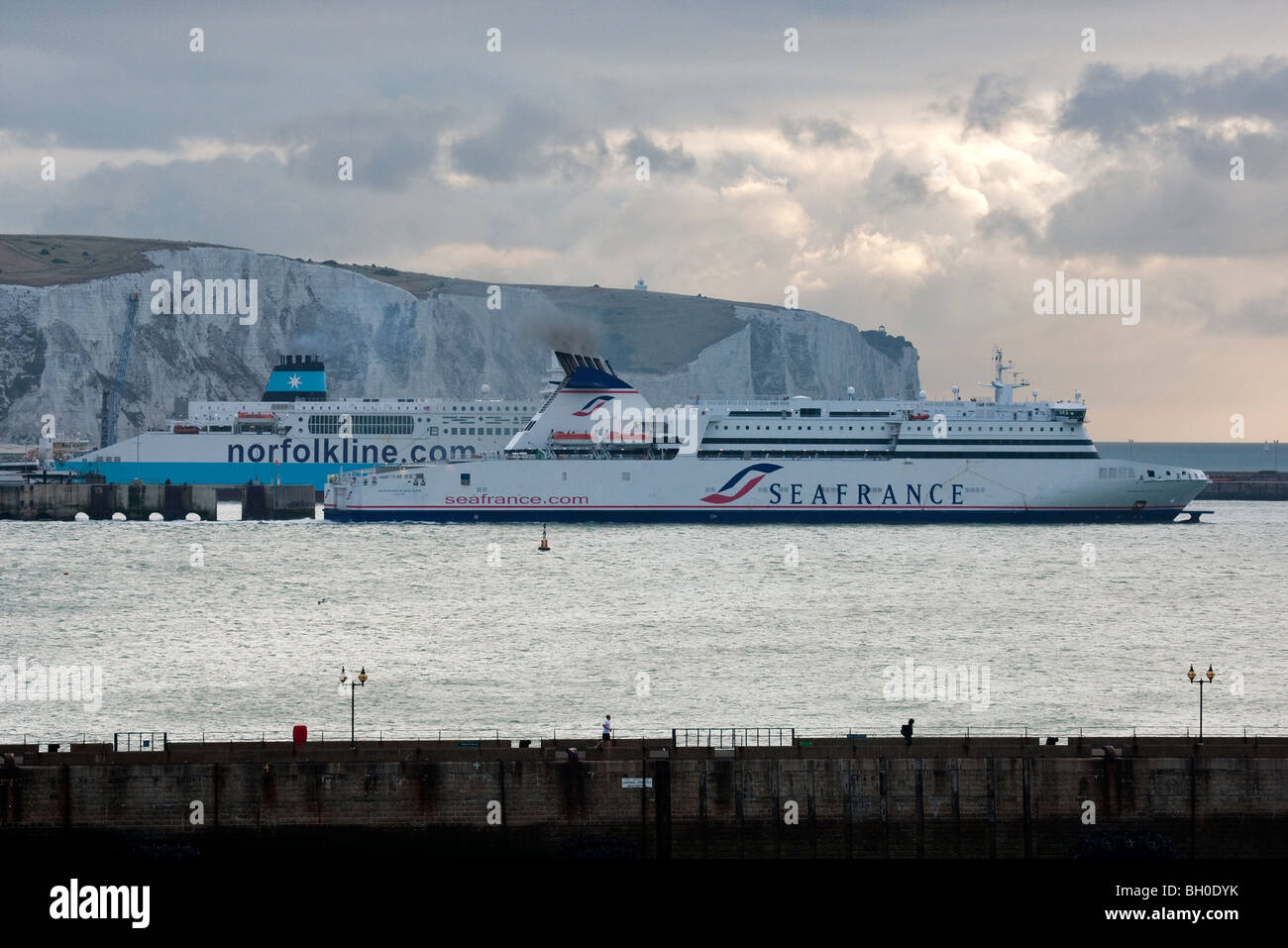 Due traghetti a Dover est del porto. Foto Stock