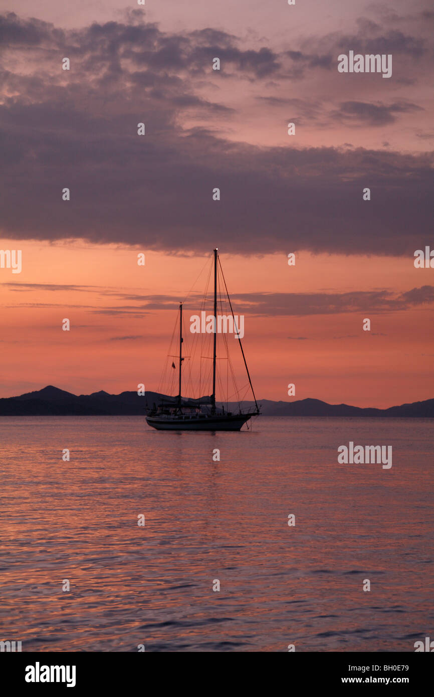 Yacht ormeggiato al tramonto Donje Celo Harbour, Kolocep, sud della Dalmazia Croazia una delle isole di Elafiti vicino a Dubrovnik Foto Stock