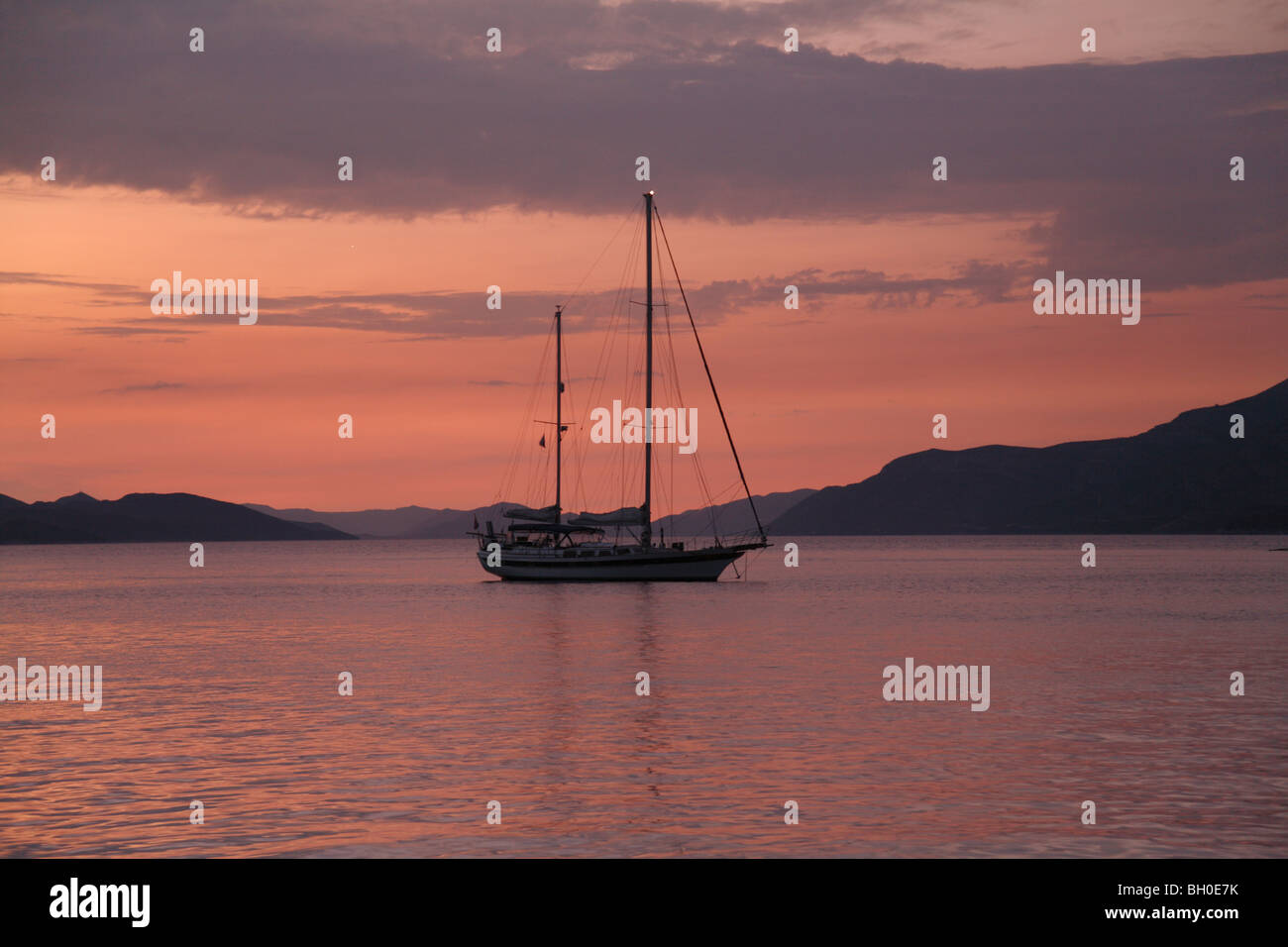 Yacht ormeggiato al tramonto Donje Celo Harbour, Kolocep, sud della Dalmazia Croazia una delle isole di Elafiti vicino a Dubrovnik Foto Stock