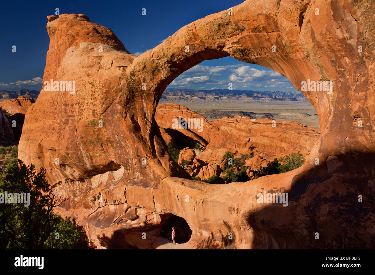 Escursionista a doppio O Arch, Devils Garden, il Parco Nazionale di Arches, Moab, Utah. (Modello rilasciato) Foto Stock