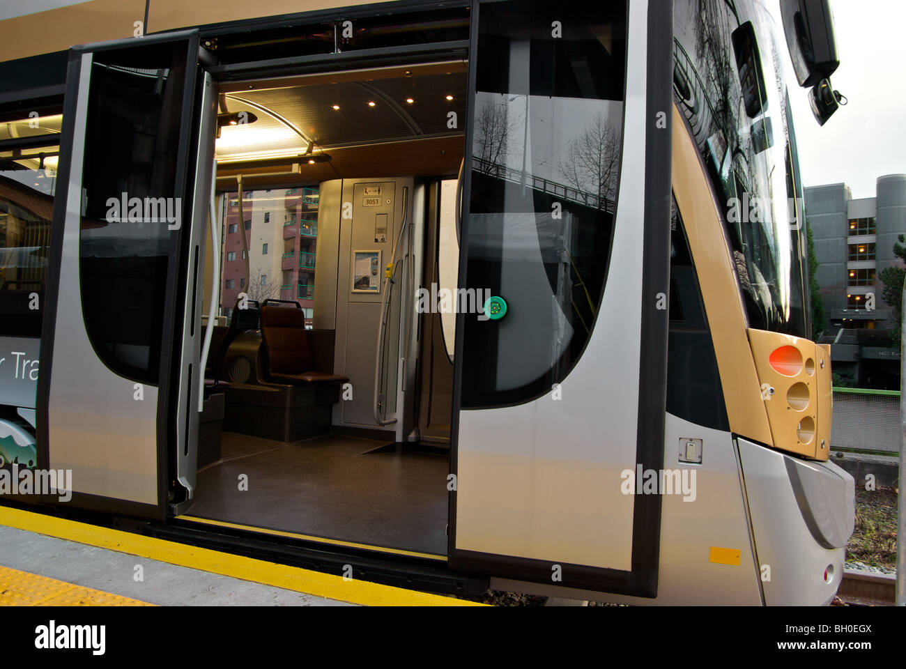 Scorrimento delle porte di entrata a Bombardier belga tram elettrico durante il 2010 Olimpiadi invernali una corsa di prova Foto Stock