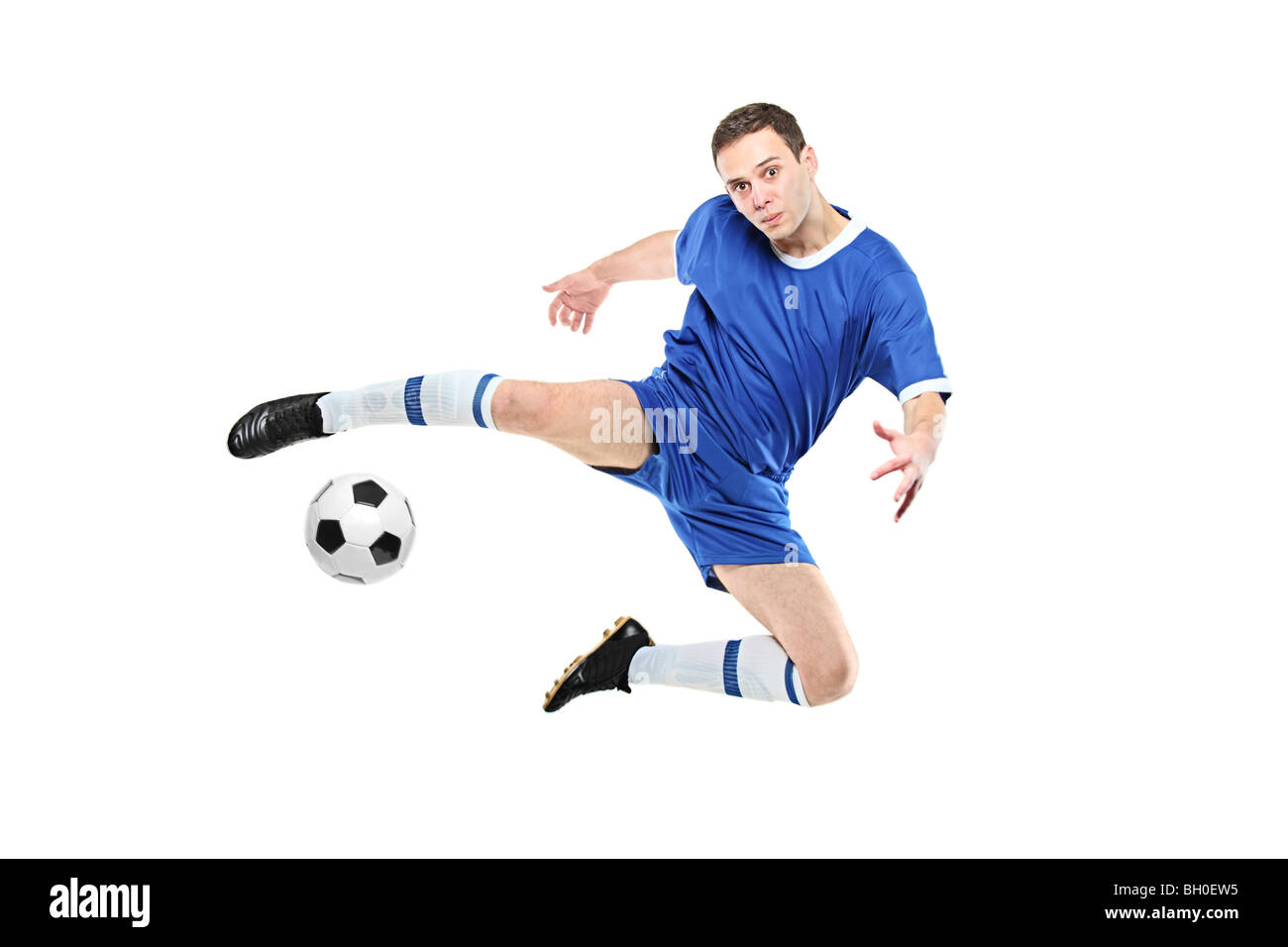 Il calciatore in un salto isolato su bianco backgorund Foto Stock