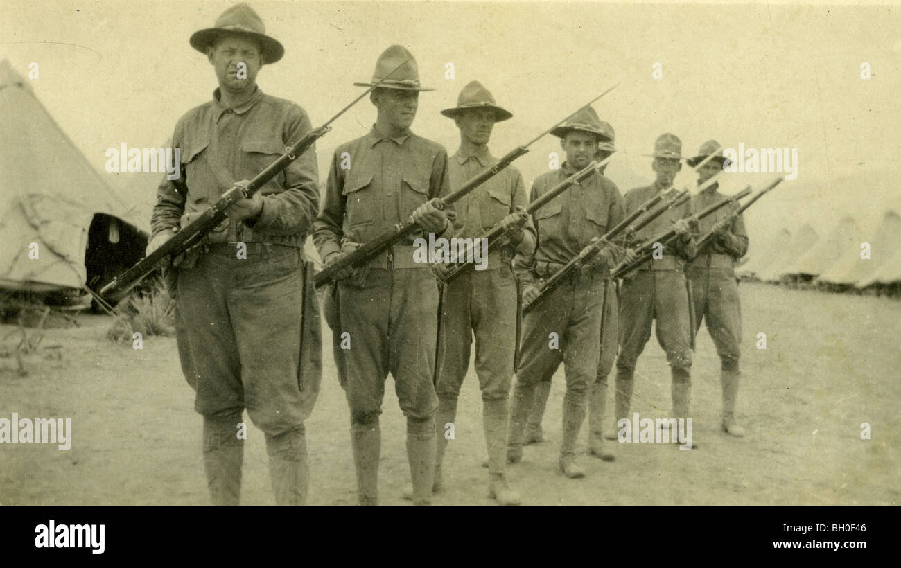 I soldati in formazione con M1 fucili. Stati Uniti Cavalleggeri lungo il confine messicano M1903 fucile bolt action baionette Foto Stock