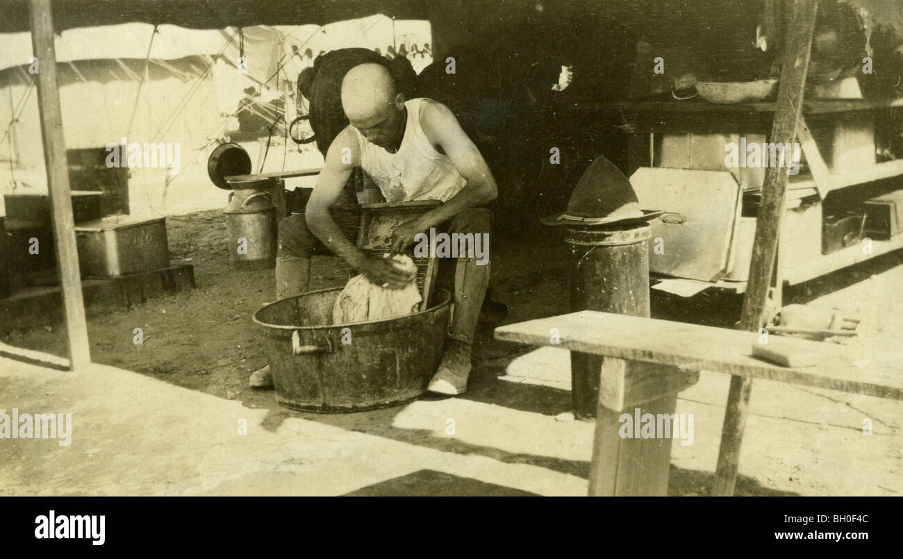 Un soldato di lava una camicia utilizzando una washboard e vasca. Stati Uniti Cavalleggeri lungo il confine messicano Foto Stock