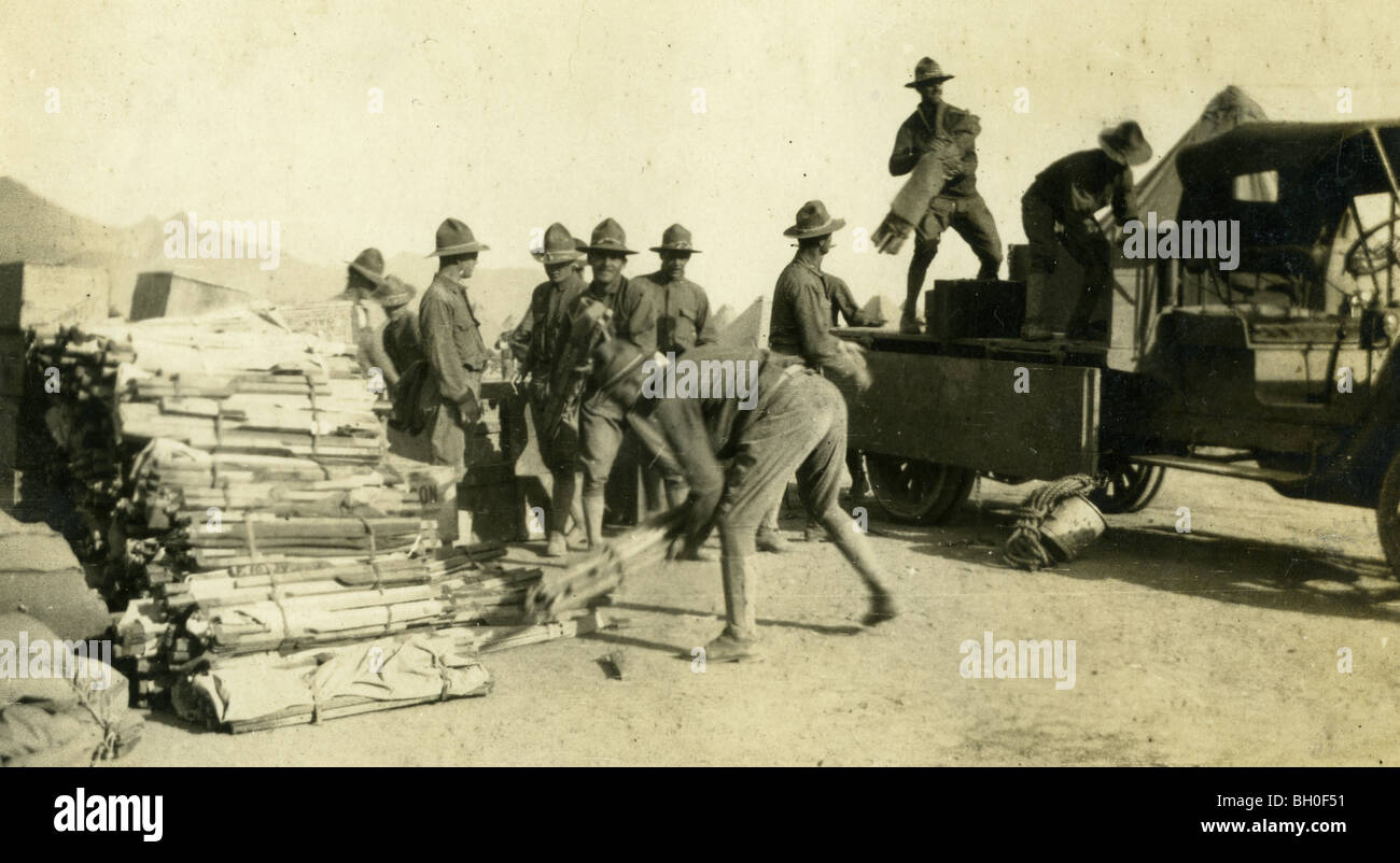 Soldati lo scarico di legno da un inizio di camion militare. Stati Uniti Cavalleggeri lungo il confine messicano Foto Stock