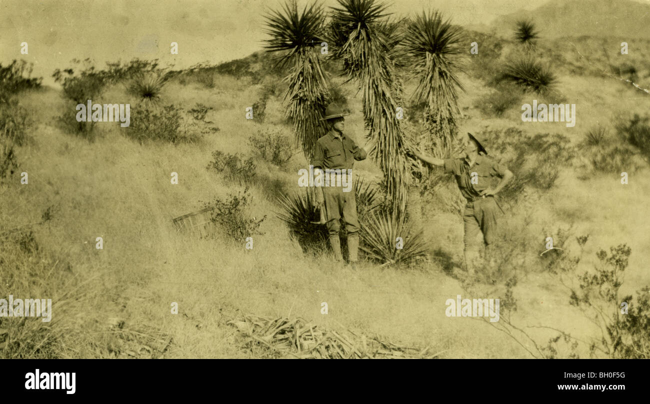 I soldati in posa con tipica vegetazione nel deserto. Stati Uniti Cavalleggeri lungo il confine messicano Foto Stock