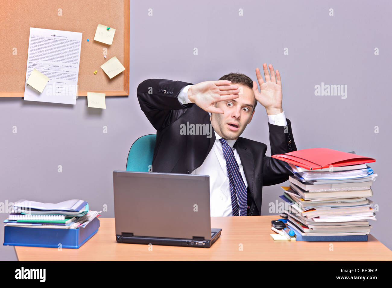 Frightened imprenditore nel suo ufficio Foto Stock