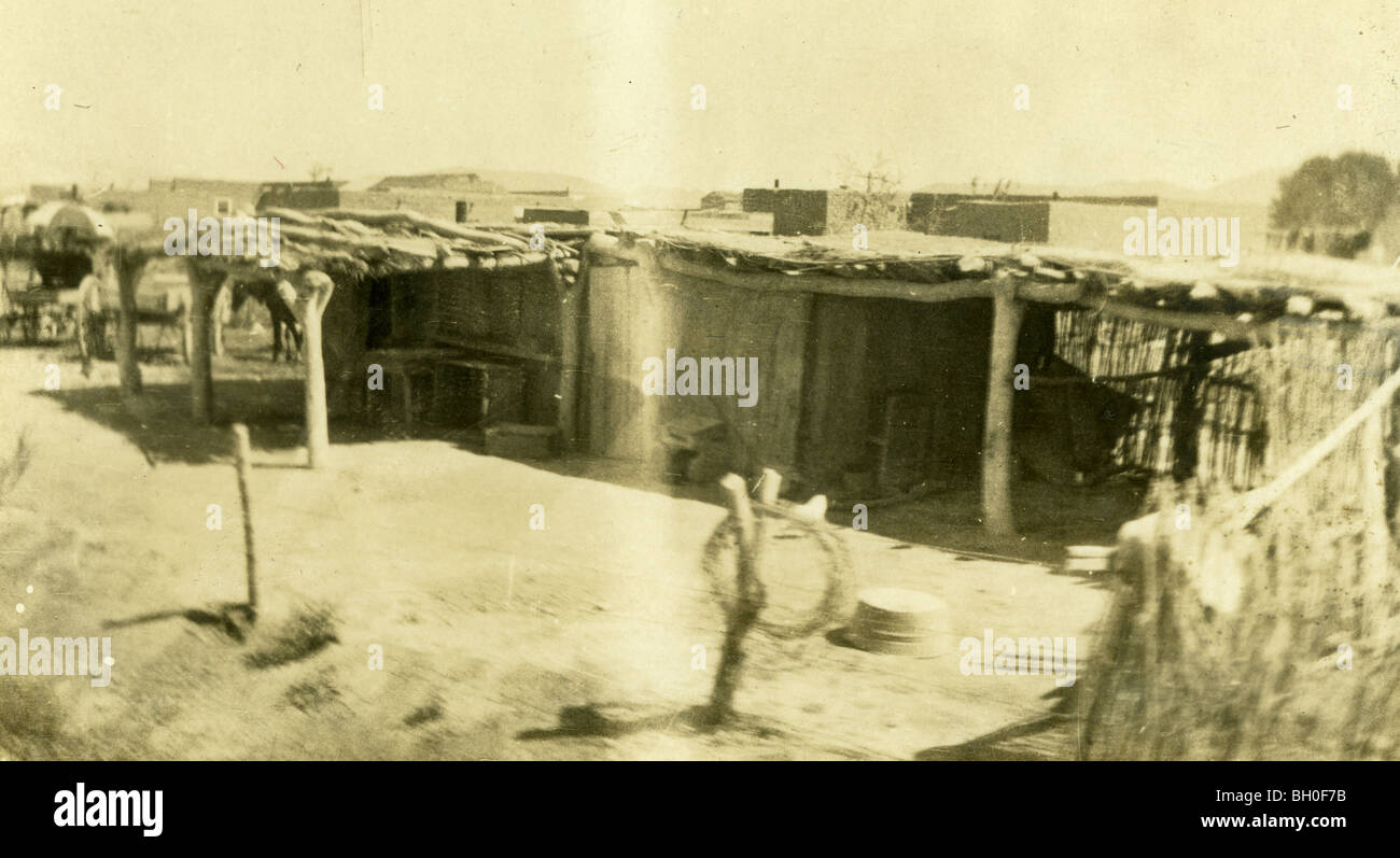 Villaggio messicano. A sud-ovest. Stati Uniti Cavalleggeri lungo il confine messicano Foto Stock