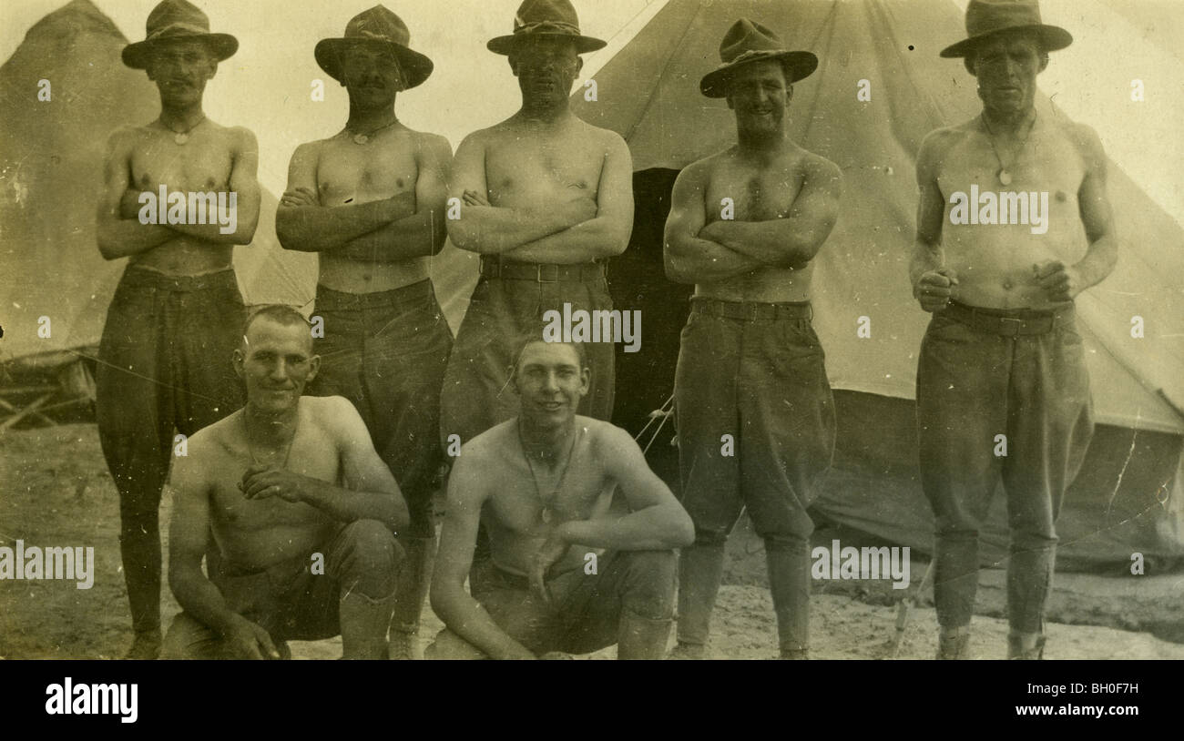 I soldati che posano per una foto di gruppo. No magliette. Stati Uniti Cavalleggeri lungo il confine messicano Foto Stock